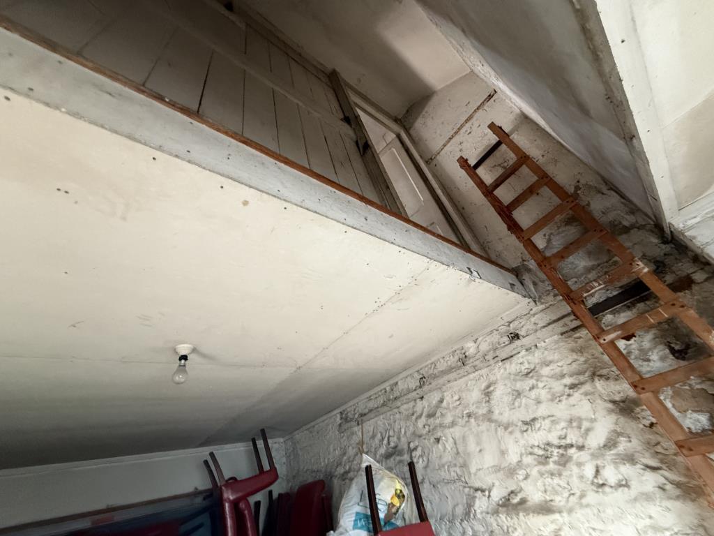 Lot: 66 - FORMER COACH HOUSE WITH PLANNING PERMISSION FOR CONVERSION TO FORM A TWO STOREY SINGLE DWELLING - Ground floor general view of ladder to first floor